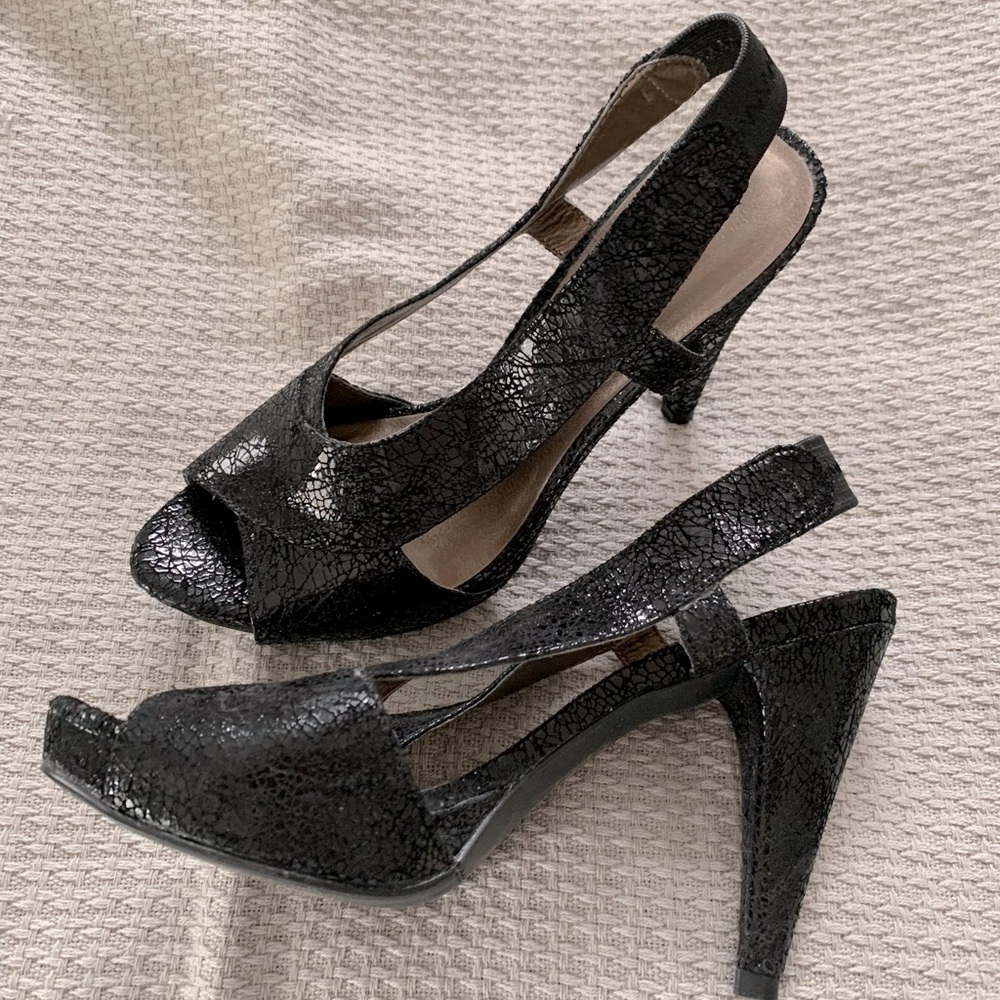 Moda Spana textured black heels.